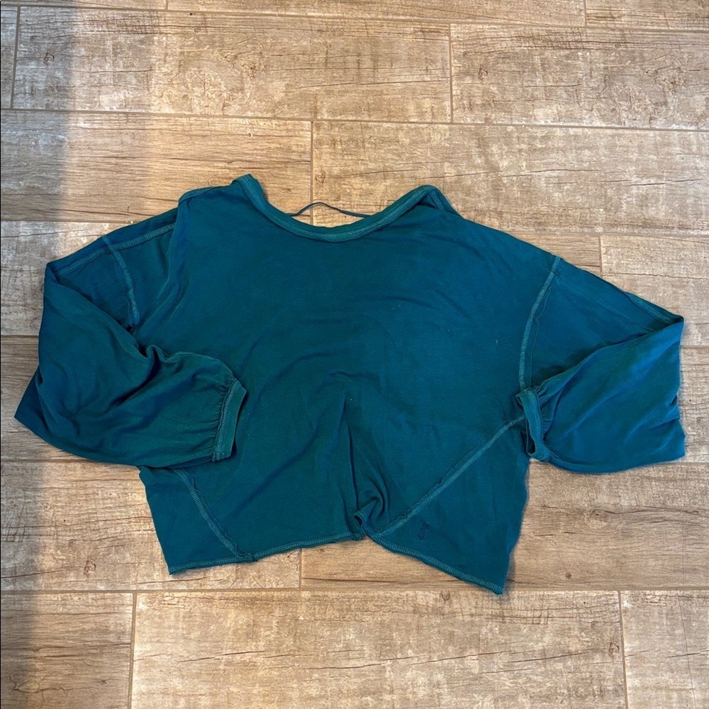 Teal long-sleeve crop top with a front twist detail. - Picture 3 of 4